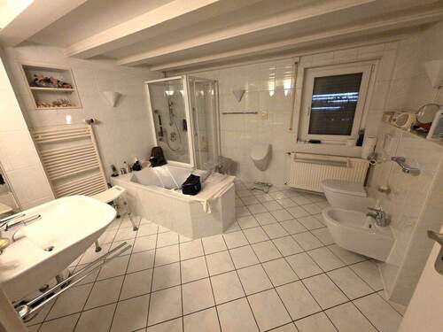 Badezimmer mit Wanne und Dusche EG - 