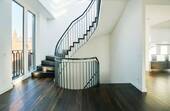 Treppe in der Wohnung - 5 Zimmer Etagenwohnung in Berlin