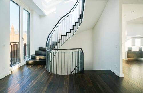 Treppe in der Wohnung - 5 Zimmer Etagenwohnung in Berlin