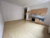 Wohnzimmer mit offener Küche - 2 Zimmer Etagenwohnung zur Miete in Chemnitz