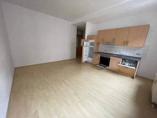 Wohnzimmer mit offener Küche - 2 Zimmer Etagenwohnung zur Miete in Chemnitz