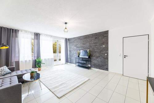 Wohnzimmer mit Balkonzugang - 4 Zimmer Etagenwohnung zum Kaufen in Höchberg