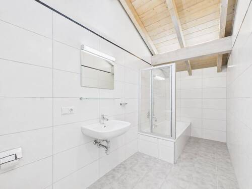 Modernes Tageslichtbad mit Wanne - 