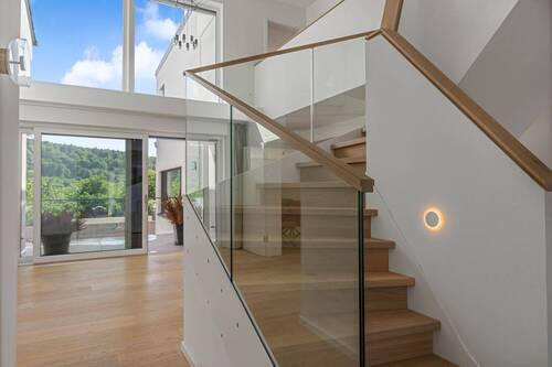 Treppe ins OG - Exklusives Wohnen im Grünen - luxuriös saniertes Einfamilienhaus mit Wellnessbereich & Einliegerwohnung