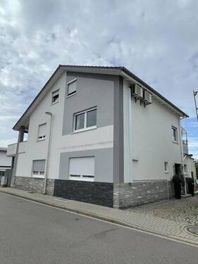 seitlicher Hauseingang - 1 Zimmer Mehrfamilienhaus, Wohnhaus zum Kaufen in Achern