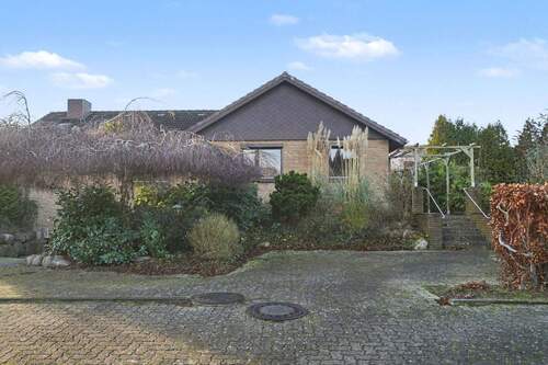 Hausansicht - Familienfreundliches Einfamilienhaus in ruhiger Sackgassenlage mit großem Garten