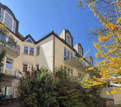 Hausansicht - Absolute Rarität in Isarnähe: Stilvolle 3-Zimmer-Wohnung mit 3 Balkonen & 2 Stellplätzen