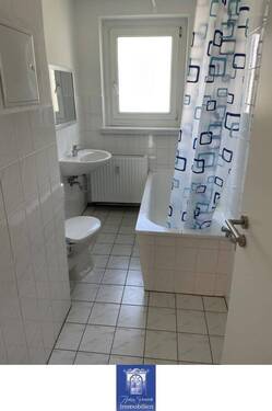 Bad - Etagenwohnung mit 49,00 m&sup2; in Niederstriegis zur Miete