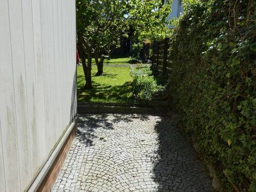 Zuwegung Hauseingang gepflastert - 