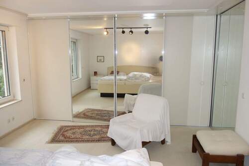 1. OG - Schlafzimmer inkl. Einbauschrank - 