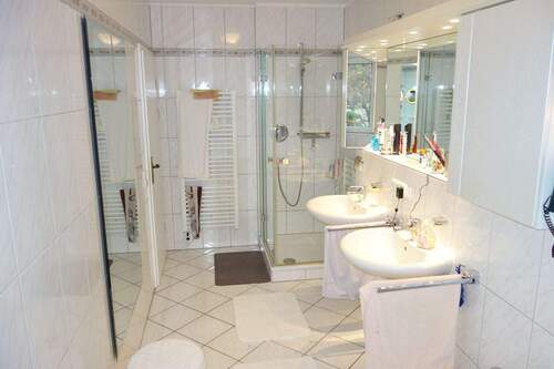 1. OG - Badezimmer ebenso - 