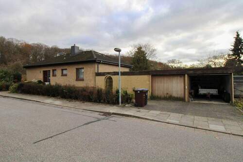 Straßenansicht mit Doppelgarage - Einfamilienhaus mit Vollkeller und Sauna in Altenholz-Klausdorf - renovierungsbedürftig