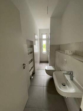 Gästebad mit Dusche - Etagenwohnung mit 115,00 m&sup2; in Magdeburg zur Miete