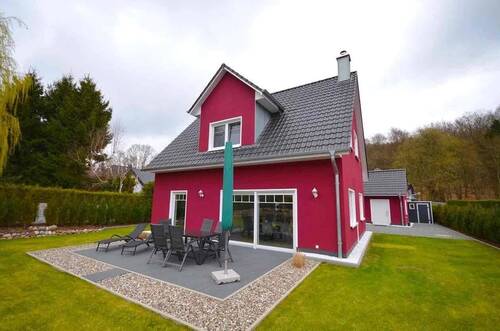 Außenansicht mit Terrasse - Modernes Ferienhaus eingebettet in traumhaftes Naturidyll * Ostseebad Binz OT Serams *
