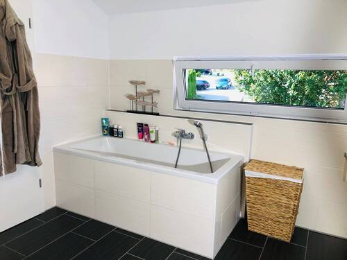 OG Bad Bild 2 - Immobilien Baumeister Neuburg.JPG - 