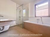 Tageslichtbad mit Wanne und Dusche - 