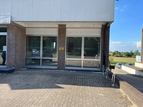 Außenansicht - Kleve: Gewerbefläche mit guter Sichtbarkeit, Parkplätzen, Keller