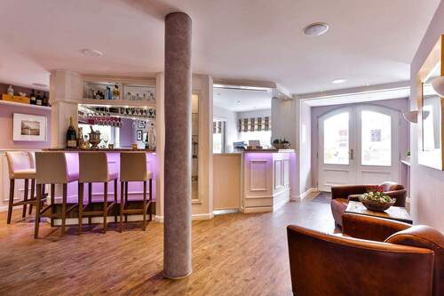 Eingangshalle mit Rezeption und Hotelbar - 1 Zimmer Hotel, Pension, Gasthof in Westerland