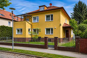 Hausansicht - Stattliches Ein- bis Zweifamilienhaus von 1938 mit Pool, Sauna und Garage auf sonnigem Grundstück