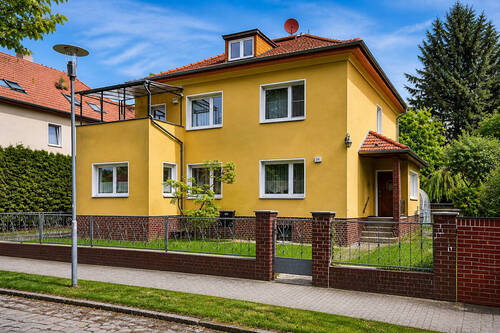 Hausansicht - Stattliches Ein- bis Zweifamilienhaus von 1938 mit Pool, Sauna und Garage auf sonnigem Grundstück