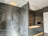 mit Badewanne und bodentiefe Dusche - 