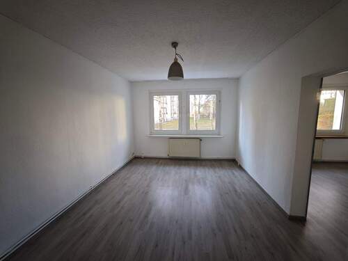 Wohnzimmer - 3 Zimmer Etagenwohnung zur Miete in Regis-Breitingen