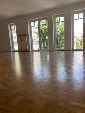 Blick ins Wohnzimmer - Frontseite - 