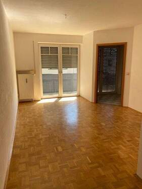Blick ins Essimmer mit Balkonzugang - 3 Zimmer Etagenwohnung in Rosenheim