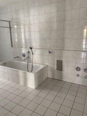 mit Platz für Waschmaschine und Trockner - 