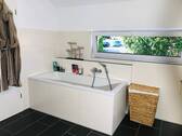 OG Bad Bild 2 - Immobilien Baumeister Neuburg.JPG - 