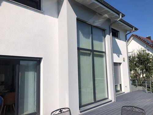 Hausansicht Terrasse - Immobilien Baumeister Neubu - 