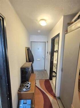 Langer Flur mit Tür - 2 Zimmer Etagenwohnung in München