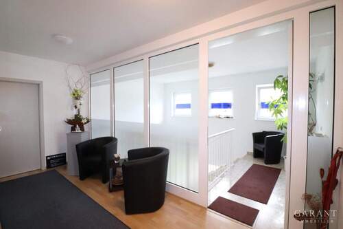 Flur OG Blick i. Treppenhaus - 