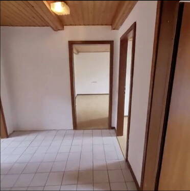 Flur - 4-Zimmer-Dachgeschosswohnung mit Garten und Parkplatz - frei ab sofort