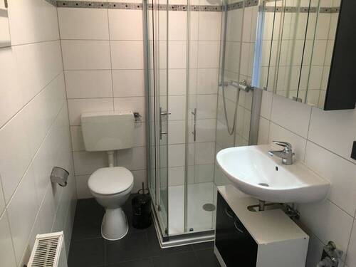 Bad mit Dusche - 