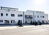 Aussenansicht - *** Neuwertige 3 Zimmer-Wohnung mit Balkon und zwei Stellplätzen ***