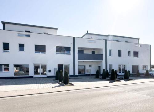 Aussenansicht - *** Neuwertige 3 Zimmer-Wohnung mit Balkon und zwei Stellplätzen ***
