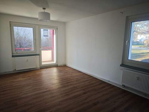 Wohnzimmer - 3 Zimmer Etagenwohnung zur Miete in Regis-Breitingen