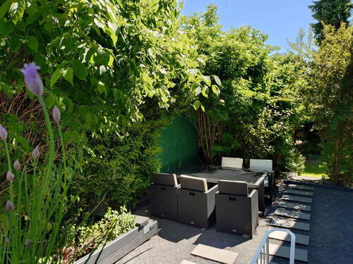 Sitzecke neben dem Haus - 