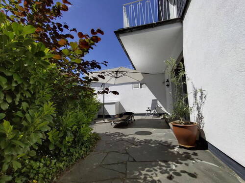 Terrasse neben dem Haus - 