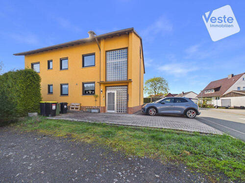 Haus Eingangsbereich mit Stellplätzen - 