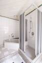 Tagesbelichtetes Bad mit Dusche und Wanne - Etagenwohnung mit 56,00 m&sup2; in Berlin zum Kaufen