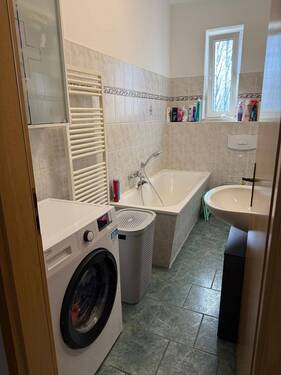Bad mit Wanne und Fenster - 