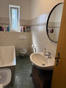 Bad mit Wanne und Fenster - 