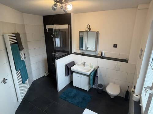 modernisiertes Bad mit ebenerdiger Dusche (2) - 