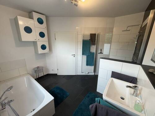 modernisiertes Bad mit ebenerdiger Dusche (5) - 