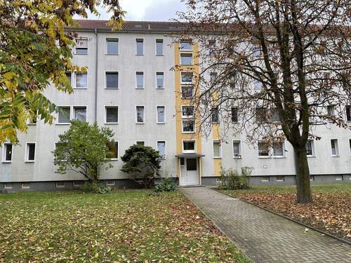 Außenansicht - Schöne 4-Raumwohnung im 2. Obergeschoss in Wolfen-Nord zu vermieten !
