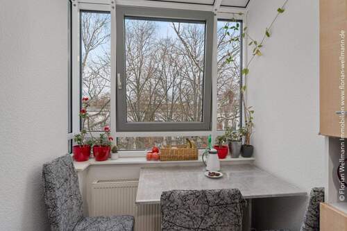 Kleiner Wintergarten mit Essecke an Küche angrenzend - 