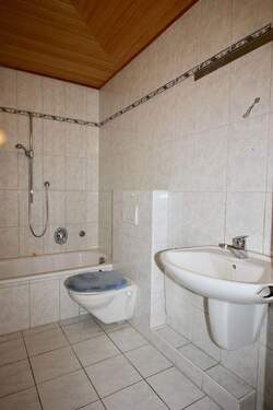 Bad mit Wanne - 