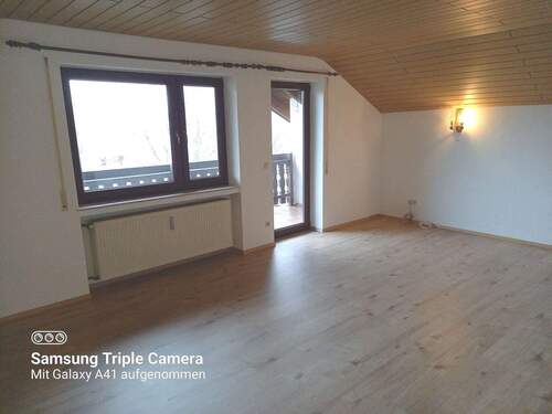 Wohnzimmer mit Zugang zum Balkon - 